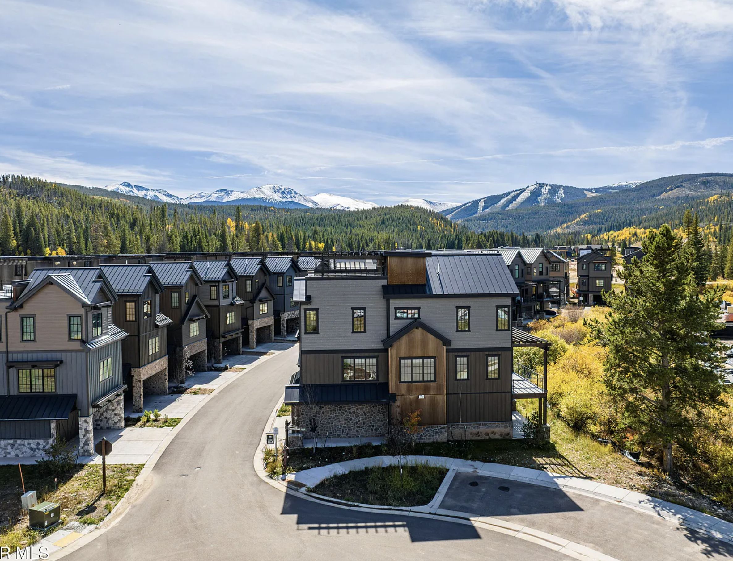 Mountain views over the neighborhood