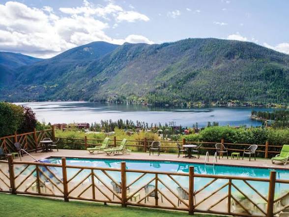 Grand Lake Lodge above the lake